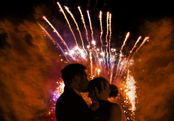 Hochzeitspaar vor Feuerwerk