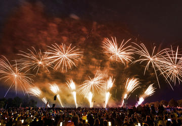 Menschenmenge vor Hochfeuerwerk