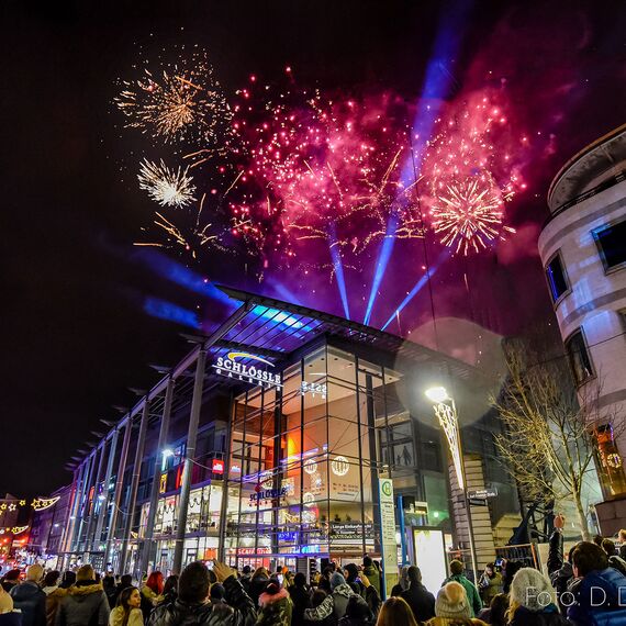 Feuerwerk in der Pforzheimer Stadtmitte vor der Schlössle Gallerie © D. De Gaetano Feuerwerk in der Pforzheimer Stadtmitte vor der Schlössle Gallerie © D. De Gaetano