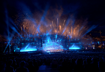 Menschenmenge vor Hochfeuerwerk