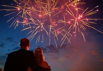 Hochzeitspaar vor Feuerwerk